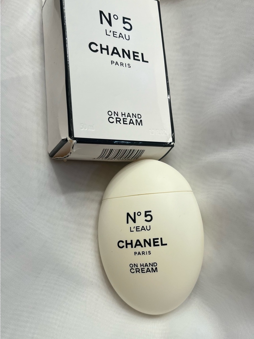 damage box CHANEL N°5 L'EAU On Hand Cream - White